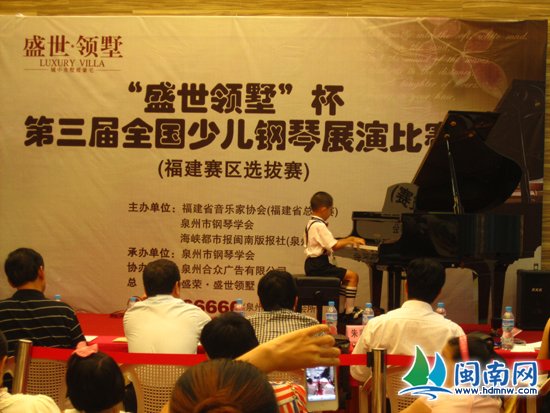 8人小鬼大，這琴彈得太有范兒了