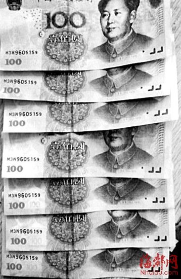 蘇先生向記者出示的假鈔，號碼都一樣