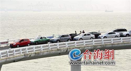 被堵乘客在演武大橋上“看”風(fēng)景