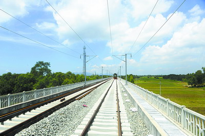 一輛機(jī)車行駛在已經(jīng)貫通的廈深鐵路線上