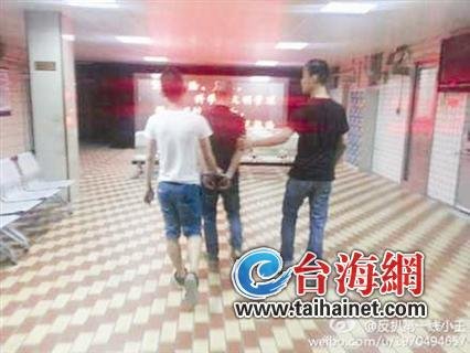 反扒隊(duì)員擒小偷