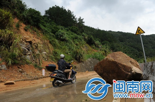 福鼎市971縣道，一人高的石頭從山上滾落，幸未砸中