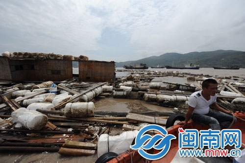 福鼎市沙埕鎮(zhèn)一些漁排被大浪沖散，漁排上的房子被吹