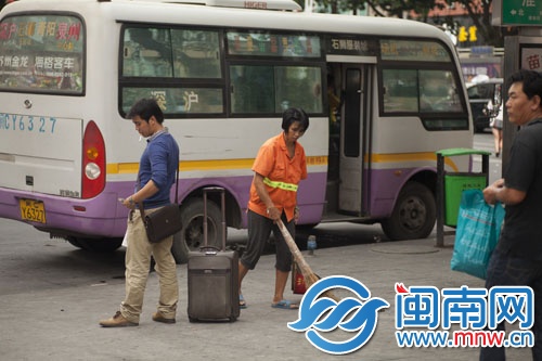 車多人多，環(huán)衛(wèi)工工作量大增