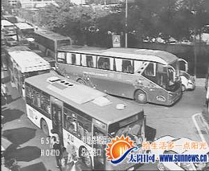 監(jiān)控拍下的違章大巴