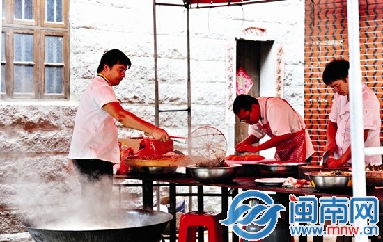 這個(gè)臨時(shí)架起來(lái)的廚房，是他們的工作現(xiàn)場(chǎng)