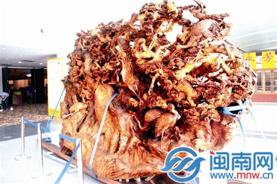 市場(chǎng)上估價(jià)9000萬(wàn)元的香樟樹(shù)根雕