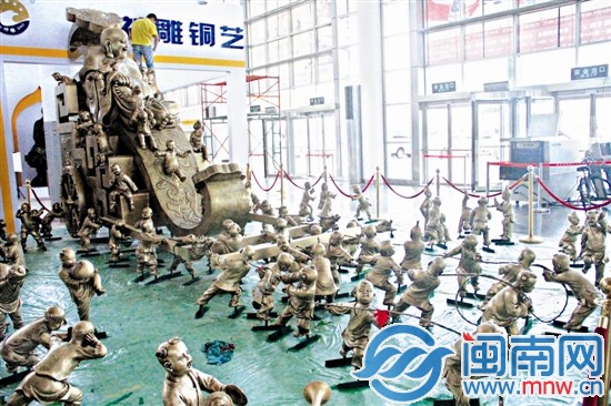 一展商展出的“百子戲彌勒”銅藝作品