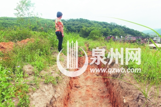 挖好的排水溝也未恢復(fù)原狀