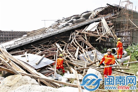 消防人員在事故現(xiàn)場搜救