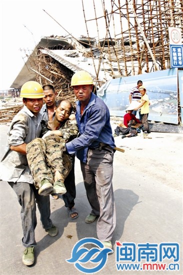 工人及時展開自救，圖為一傷者被工友抬出現(xiàn)場