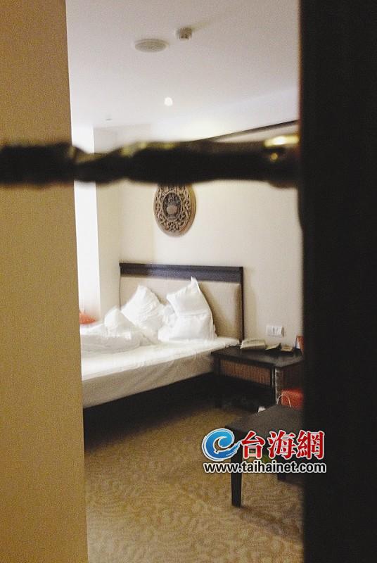 酒店房間的鎖鏈空隙很大