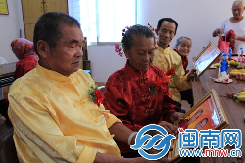 金婚夫婦看著自己新的紀(jì)念照