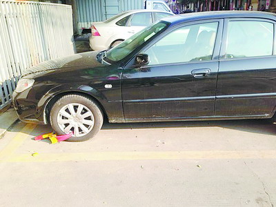 高先生的車方向停反了，結(jié)果車子左前輪被上了鎖。