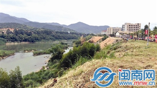 通往事發(fā)地有條土路,周圍沒有任何警示標(biāo)志