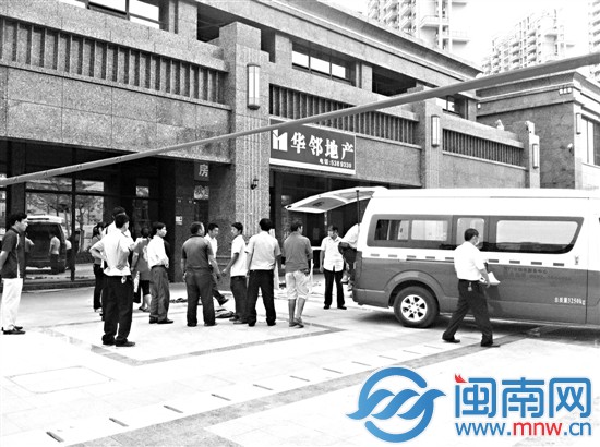 商鋪挑高約五六米，死者就是從2樓摔下來的