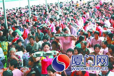 千名阿婆聚餐，現(xiàn)場(chǎng)氣氛熱烈