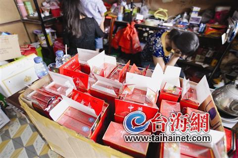 一條真“中華”塞進(jìn)4包假煙