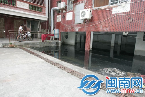 地下排水溝堵塞，這個(gè)半地下停車場(chǎng)一泡就是8年