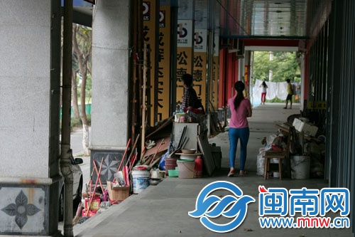 雜物亂放占道，走廊只能容一人過