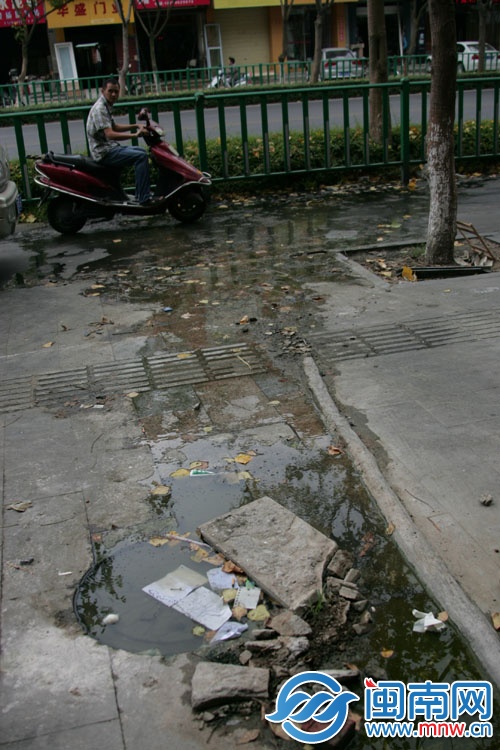 污水四溢，人行道上都是水，滑倒不少市民