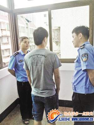 民警和嫌疑男子莊某交談