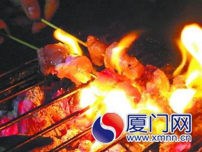 河豚魚肉插竹簽上火烤