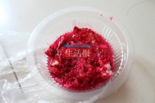 劉女士家的剩飯開(kāi)始只是出現(xiàn)了一點(diǎn)紅色1