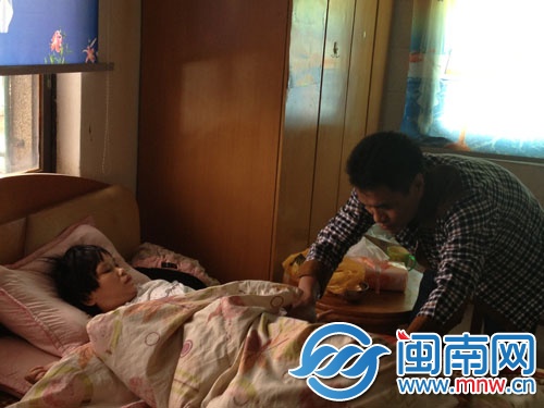 妻子因腦出血致右半身癱瘓,生活起居都需要唐某偉照顧