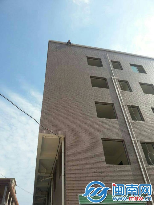 女孩獨(dú)坐5樓樓頂欲輕生