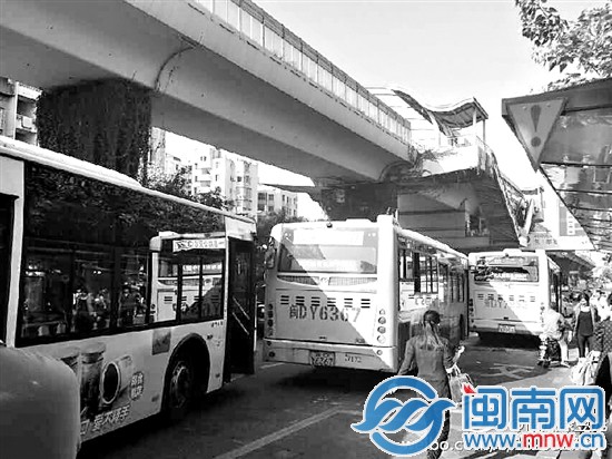 三公交追尾，交通一度混亂