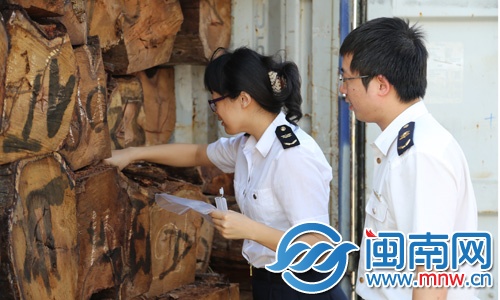 檢疫人員開箱檢查