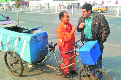 北京掃街老人英語交流走紅外國(guó)網(wǎng)絡(luò)