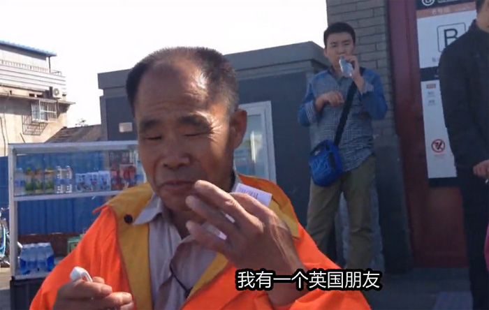 北京掃街老人英語交流走紅外國(guó)網(wǎng)絡(luò)3
