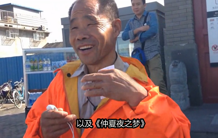 北京掃街老人英語交流走紅外國(guó)網(wǎng)絡(luò)2