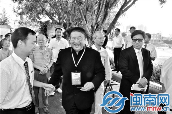 劉再?gòu)?fù)(中)與國(guó)光校友一起參加紀(jì)念活動(dòng)