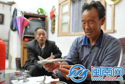 當(dāng)年打下美國戰(zhàn)機(jī)后，士兵們用飛機(jī)殘骸制成戰(zhàn)機(jī)模型