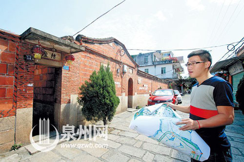 黃強(qiáng)走街串巷，為手繪“刺桐百巷”地圖做準(zhǔn)備。