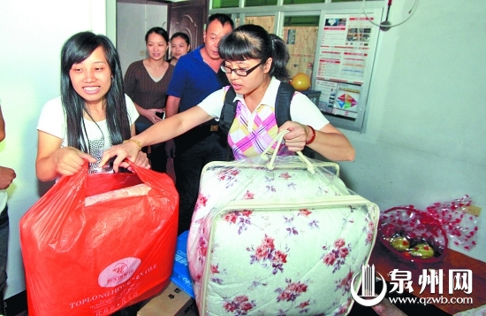 熱心市民為王琳芳（左一）和她父親送來棉被
