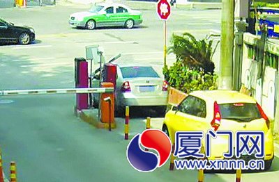 朱某駕車緩緩駛向道閘，硬生生將道閘頂開