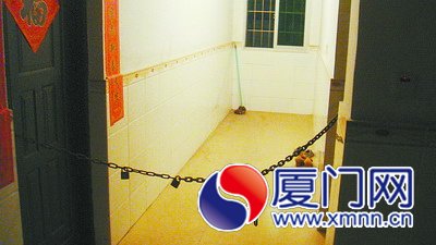 　陳先生在租戶上班后，用鐵鏈把相鄰幾戶的門都鎖在