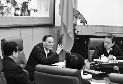 中紀(jì)委書記王岐山與學(xué)員座談