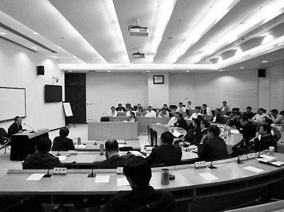 中紀(jì)委書記王岐山與學(xué)員座談1