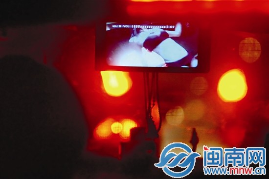 小伙邊開車邊看性感視頻1