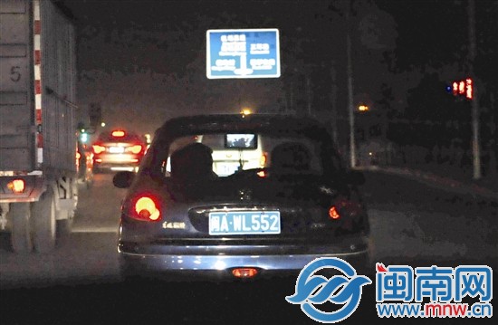 小伙邊開車邊看性感視頻2