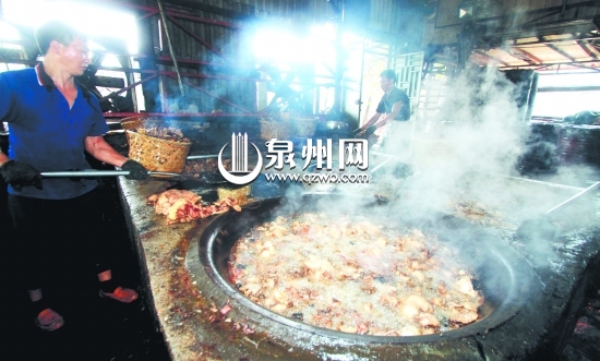 兩名工人圍著四口大鍋煉豬油，現場散發(fā)出陣陣惡臭。