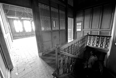 部分建筑地磚松動，木頭腐朽斷裂