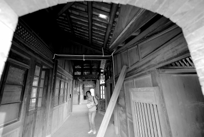 部分木質(zhì)構(gòu)件腐朽,需用柱子支撐