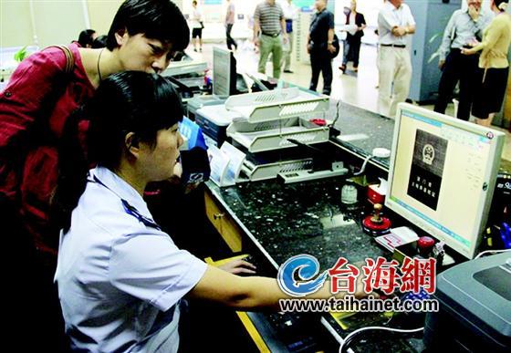 地稅工作人員在掃描辦稅材料