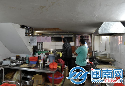 環(huán)保部門介入，對周邊餐館的污水及油煙排放進(jìn)行檢查